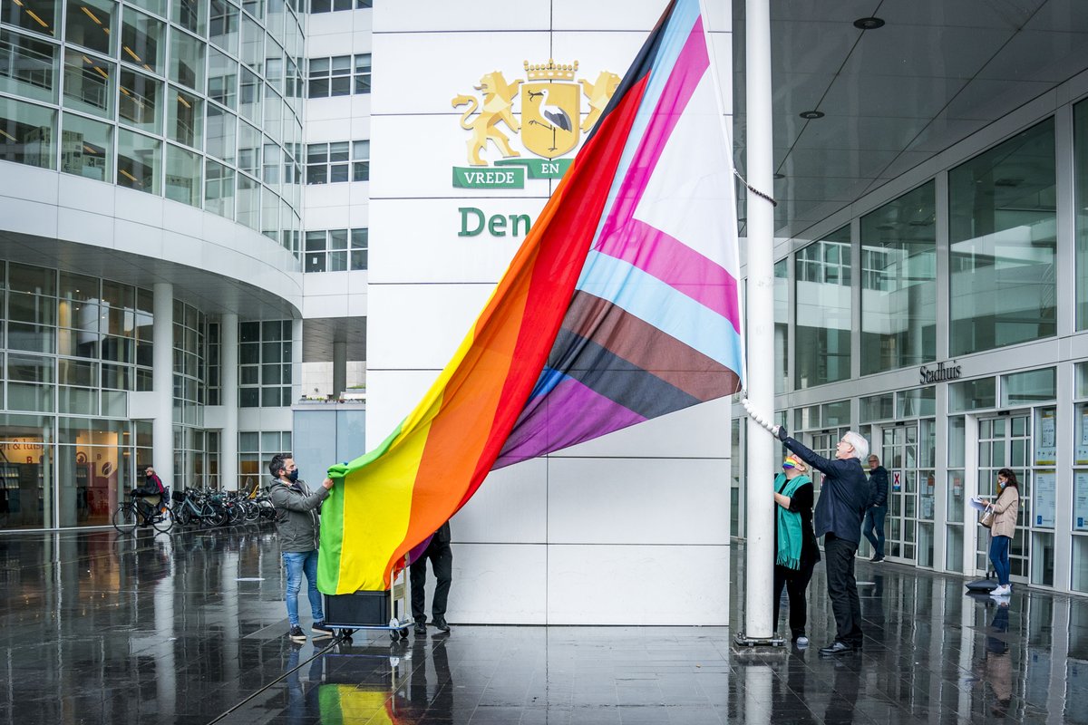 Newsroom070's tweet photo. Op de internationale dag tegen homofobie en transfobie hijst @GemeenteDenHaag de progress pride vlag🏳️‍🌈▶️https://t.co/cLf65ks7Jy 'De symboliseert dat iedereen in Den Haag zichzelf mag zijn' @bertvanalphen 📸@ValerieKuypers3 https://t.co/1hgRl2HSrp