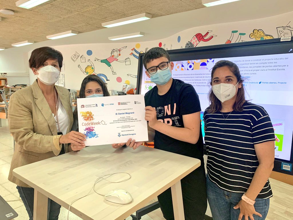 IEDMangrane's tweet photo. 1r premi 🎉 Fantàstica presentació del projecte💨"El ventilador automàtic" a càrrec de Laila i Josep. Gràcies x l'oportunitat👏 @etseURV @universitatURV @centresenlinia @marett @GDGTarragona @makeymakey @arduino @tinkercad @Merce_G @JessEMD1 @montseperello @mcanosan #Codeweek 🔝 https://t.co/V5uhvb5JGj