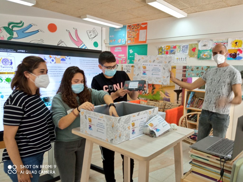 IEDMangrane's tweet photo. 1r premi 🎉 Fantàstica presentació del projecte💨"El ventilador automàtic" a càrrec de Laila i Josep. Gràcies x l'oportunitat👏 @etseURV @universitatURV @centresenlinia @marett @GDGTarragona @makeymakey @arduino @tinkercad @Merce_G @JessEMD1 @montseperello @mcanosan #Codeweek 🔝 https://t.co/V5uhvb5JGj