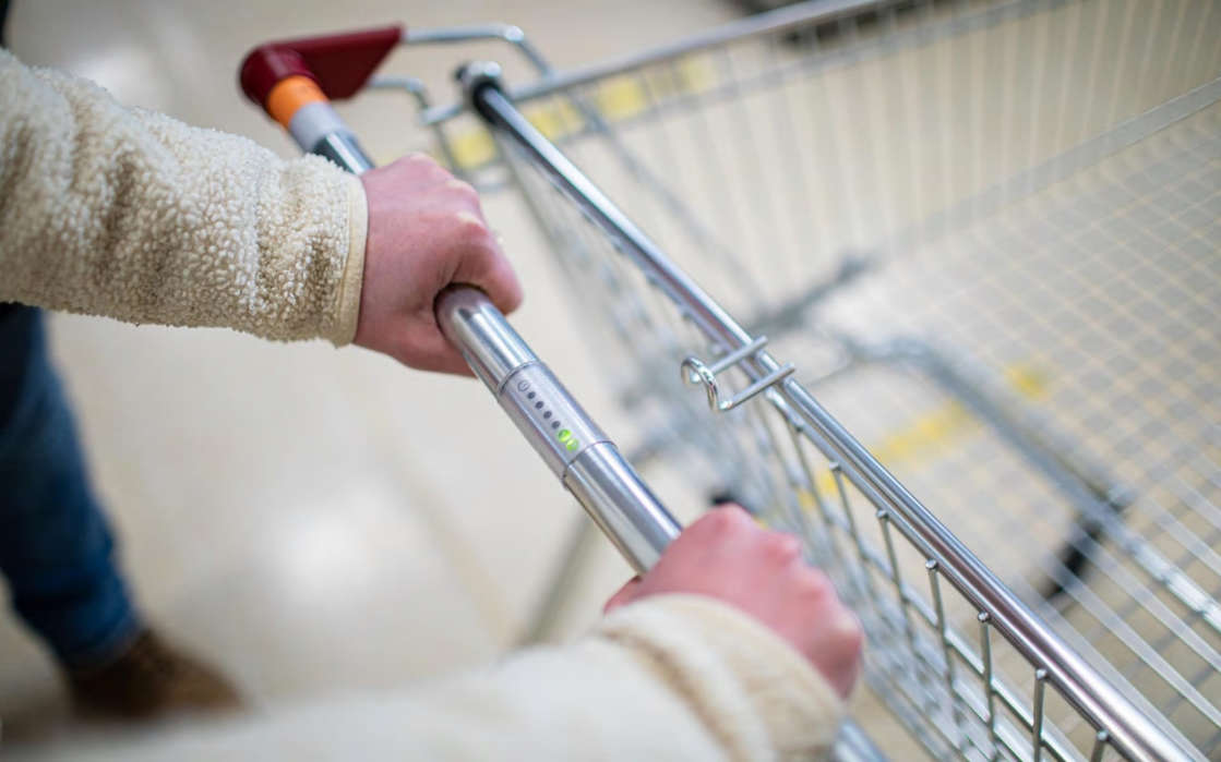 Shopping trolleys helping to save people from suffering strokes - @ProfIanJones <a href="/LJMUNursing/">LJMU Nursing</a> research study is having immediate real-world benefits helping to diagnose irregular heartbeats 💓 at <a href="/sainsburys/">Sainsbury's</a> &amp; <a href="/LloydsPharmacy/">LloydsPharmacy</a> #AFib #stroke 
👉 bit.ly/3tTu0zE
📸©️ LJMU/PA