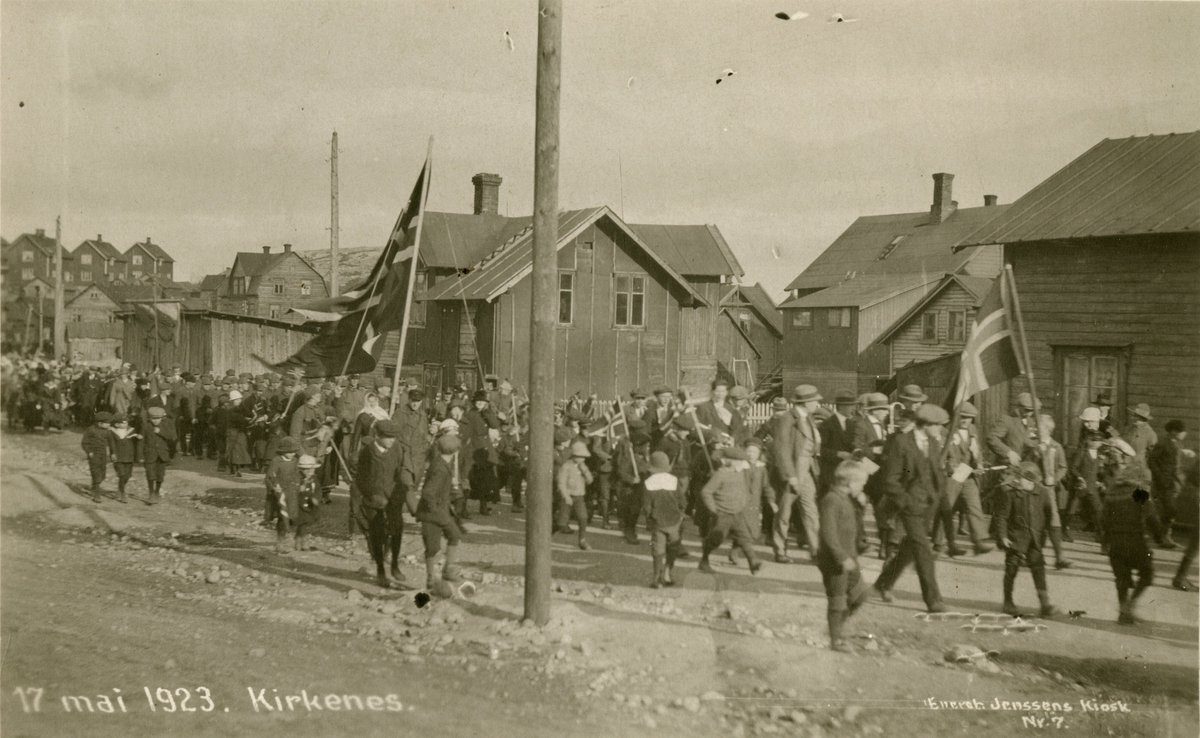 Gratulerer med dagen til alle våre følgjarar 🇳🇴 Bilete viser 17. mai feiring i Kirkenes i 1923. 📷 Ukjent, Riksantikvaren