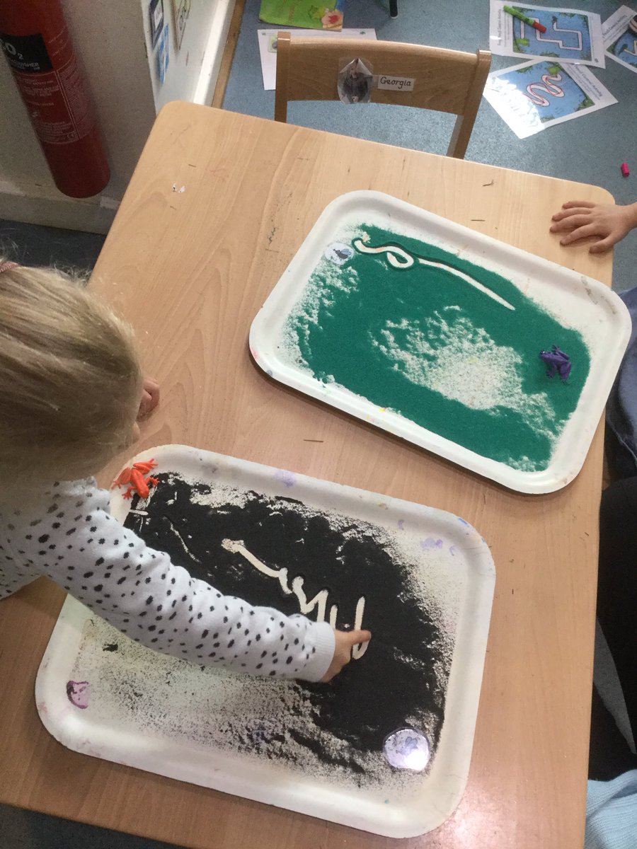 HouseChildrens's tweet photo. The Downstairs children are helping frogs catch flies by tracing patterns.#prewritingpatterns #finemotorskills #islingtonpreprep https://t.co/VfLLzxetpW