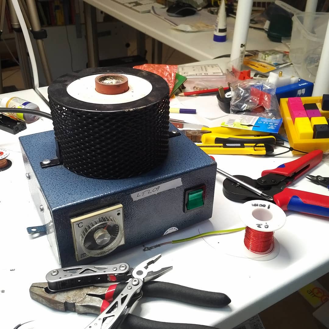 tamhanna's tweet image. #uttercarnage in my #electronicslab after the #Solbraze #HandiPot adaption. But, I got 50 of the #hangers ready so that I can send out the #colorsample / #colorcube samples tonight. When it comes to #tinningwire, having such a #solderpot /…

📸 instagram.com/p/CO-AGX8Dg-2/