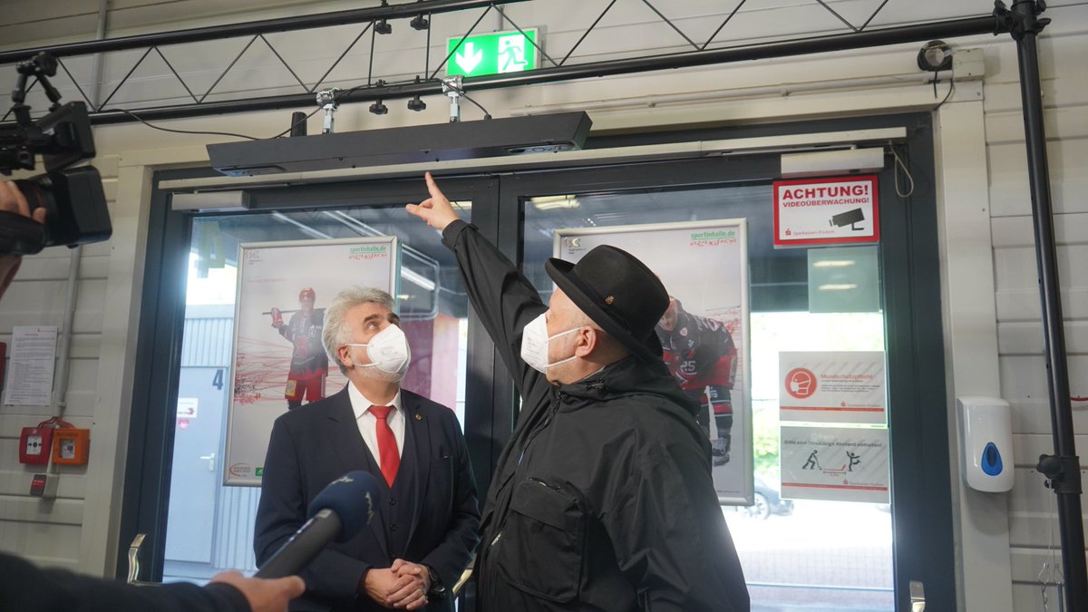 MWL_LSA's tweet photo. Im Rahmen der Digitalen Agenda fördert das Ministerium die Einrichtung digitaler Zutrittskontrolle im Eisdom #hallesaale. Dafür übergibt Minister @WillingmannA Förderbescheid über 160.000€ an Daniel Mischner vom Eissport-Förderverein. #DigitaleAgendaLSA https://t.co/8aV2kz8CnR https://t.co/9zQiXOMatm
