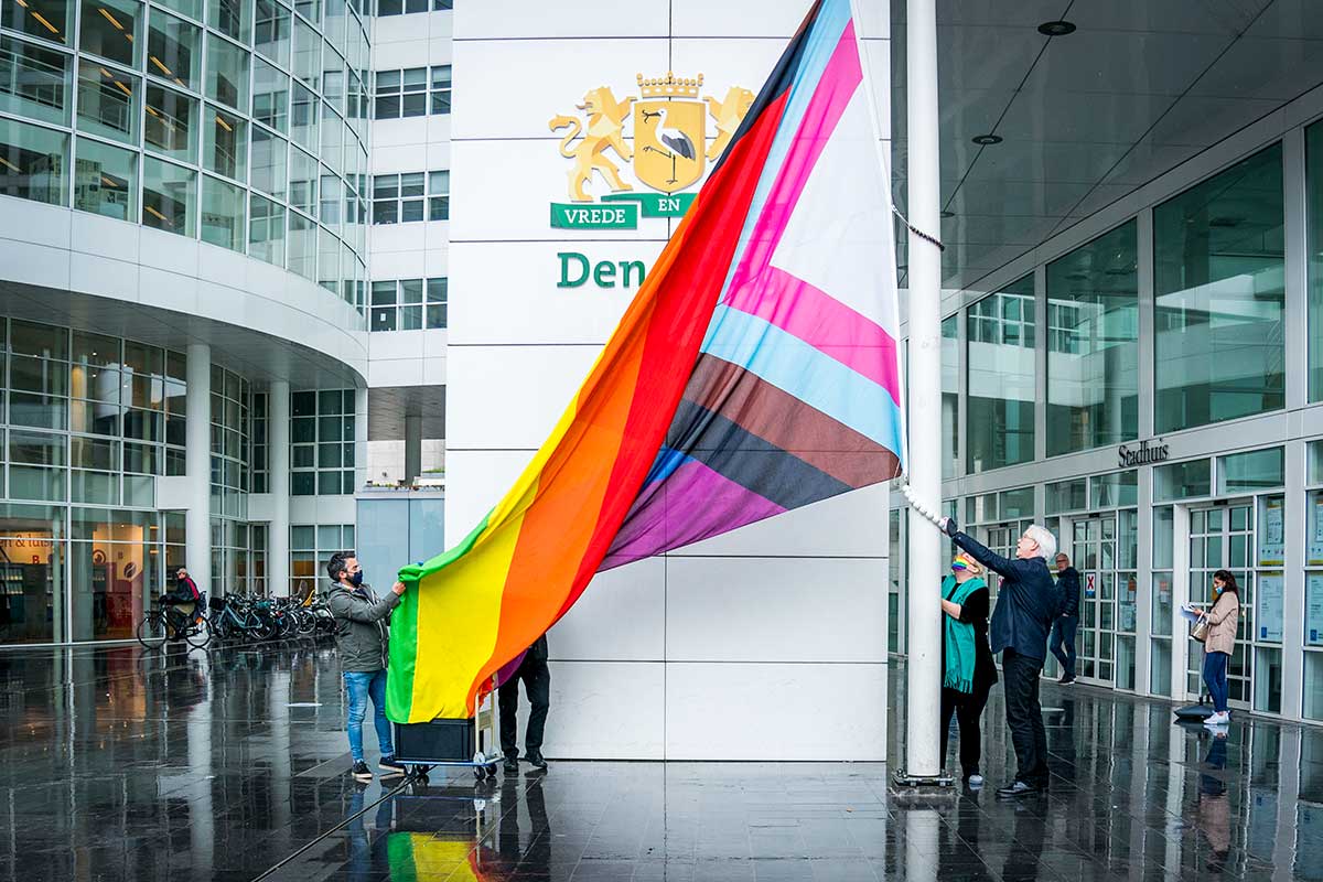 GemeenteDenHaag's tweet photo. Op de Internationale Dag tegen Homofobie en Transfobie hijst de gemeente de inclusieve vlag. 🏳️‍🌈🤍💓💙
De inclusieve vlag is een uitbreiding van de regenboogvlag en wordt vanaf nu vier keer per jaar gehesen zodat iedereen zich in de stad welkom voelt. https://t.co/pSrzBQe9NE
