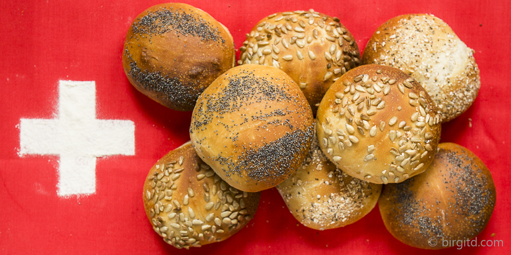 BirgitDelicious's tweet photo. Moin Ihr Lieben, am letzten WE habe ich wieder an einem #Synchronbacken teilgenommen. Das vorgegebene Rezept: #SchweizerWeggli. Diese Brötli sind in der Schweiz Kult. Ihr solltet sie unbedingt probieren. Das Rezept findet Ihr ab 19. Mai auf https://t.co/mGHYNcpauu Schaut vorbei🥨 https://t.co/fanF6yNLtq