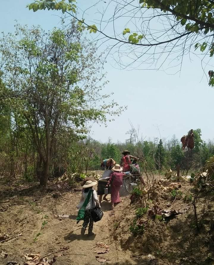 spring21MM's tweet photo. Military terrorists raided #Thalin village on Yagyi Kalewa Road,#Kani Tsp, #Sagaing Region this afternoon &amp; abducting people.
-Due to terrorists' violence, many locals are fleeing.
-So far, three villagers have been abducted and interrogated.
#May17Coup
#WhatsHappeningInMyanmar https://t.co/3x9CDctCB5