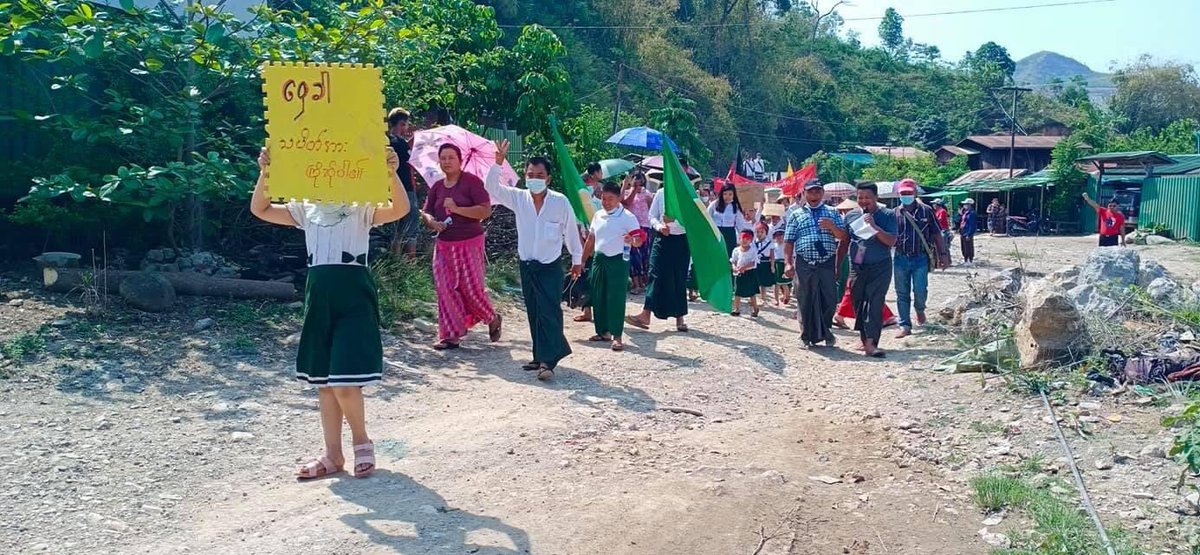 Seraphine_l's tweet photo. Students and locals called for a boycott of education under military junta in Way Khar village, Seikmu, Hpakant Township on Monday.
#WhatsHappeningInMyanmar #May17Coup https://t.co/rgXmziEKqT
