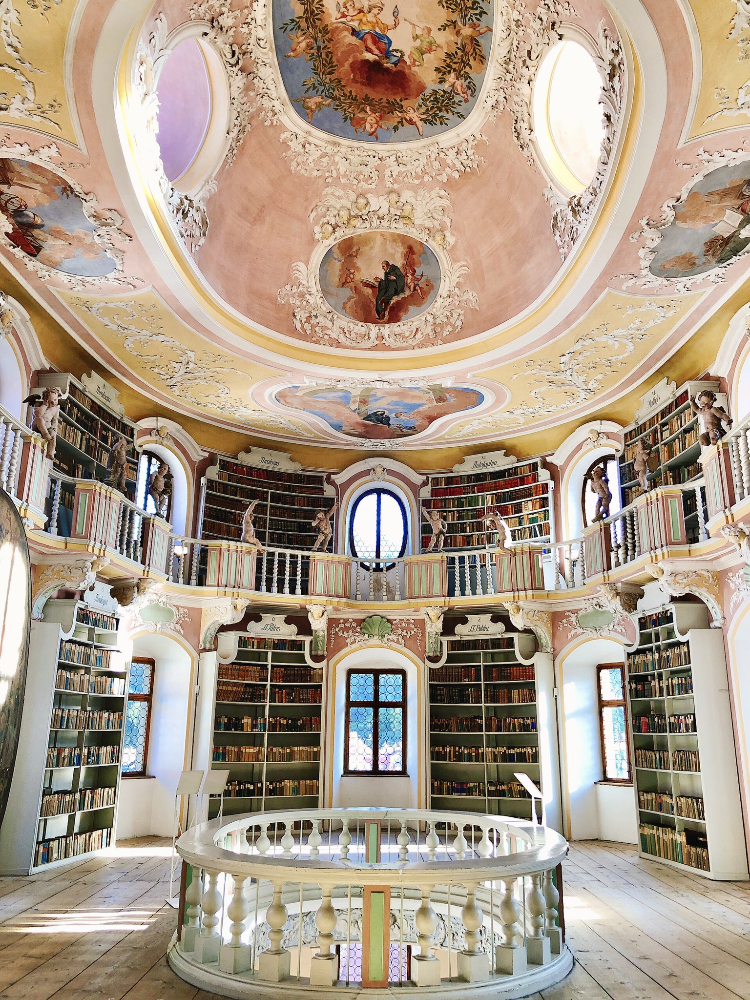 Ann ドイツ観光系 タビシタ フュッセン 旧修道院図書館 市立博物館内 まさに縦写真で見ていただきたかった ノイシュヴァンシュタイン城観光の際はフュッセン観光もぜひ 縦長写真で見せたかったドイツ Discovergermanyfromhome T Co