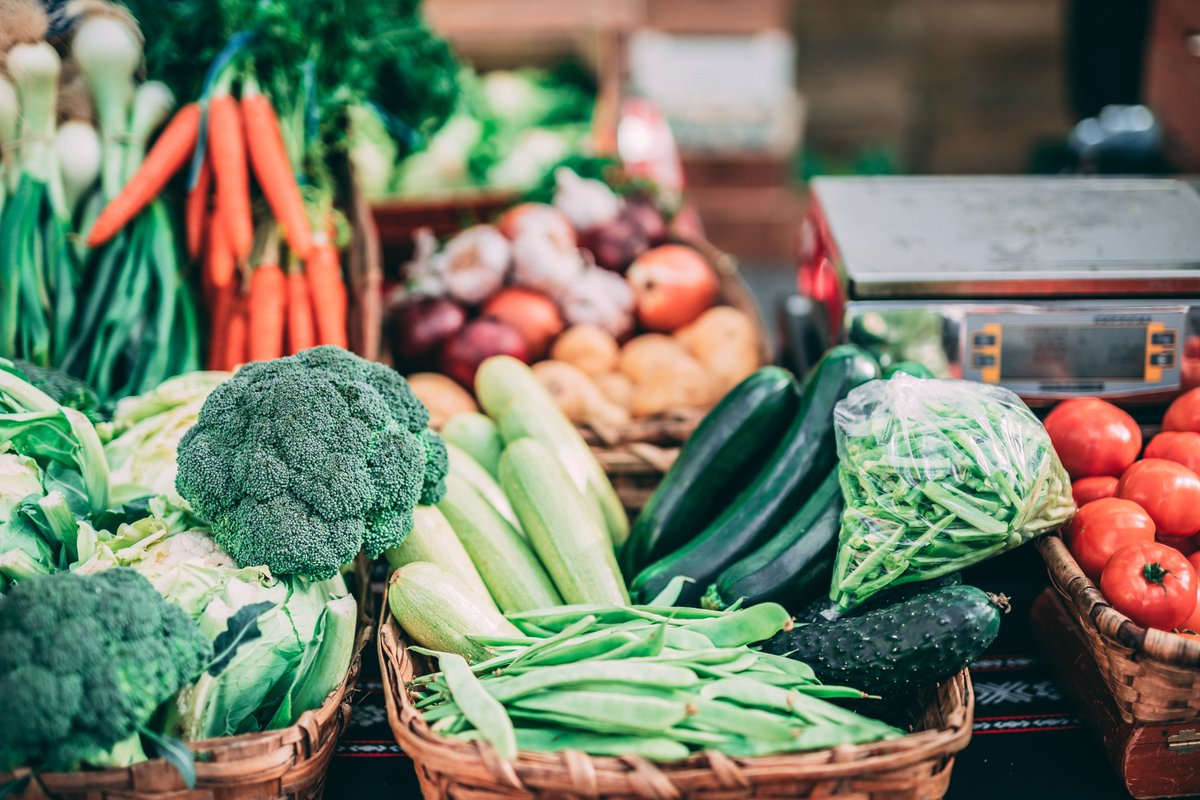 theclimatei's tweet photo. Have you checked what fruit and veg is in season where you live? 
Shopping locally helps slow down climate change! 🍎🍐🥦

#ClimateEmergency #shoplocal #COP26 #ClimateAction #ClimateChange

📸 Iñigo De la Maza https://t.co/UAOldamYmx