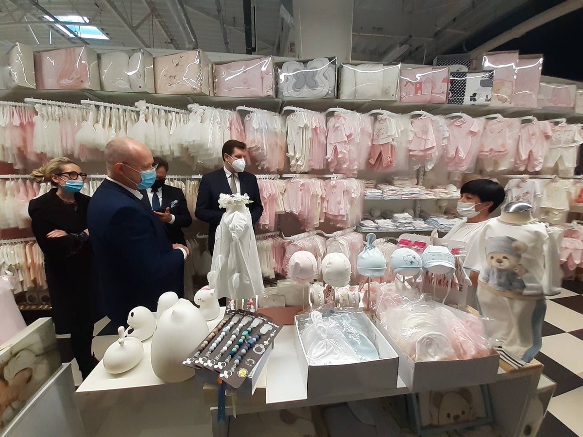 TABochenski's tweet photo. Dziś na targowisku w Rzgowie razem z prezesem Ogólnopolskiej Federacji Małych i Średnich Przedsiębiorstw rozmawialiśmy o odmrażaniu gospodarki i wsparciu dla polskich przedsiębiorców 👍 Wspólnie zachęcaliśmy do kupowania u polskich producentów. #wybierampolskieprodukty https://t.co/j80A0NNysg
