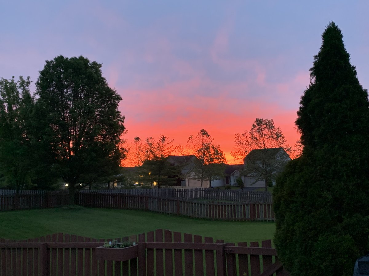 HomeWithKrysta's tweet photo. What a stunning Monday sunrise. Have a beautiful day! #homewithkrysta #sunrise #nofilter #krystadenner https://t.co/39DTlyzZ0W