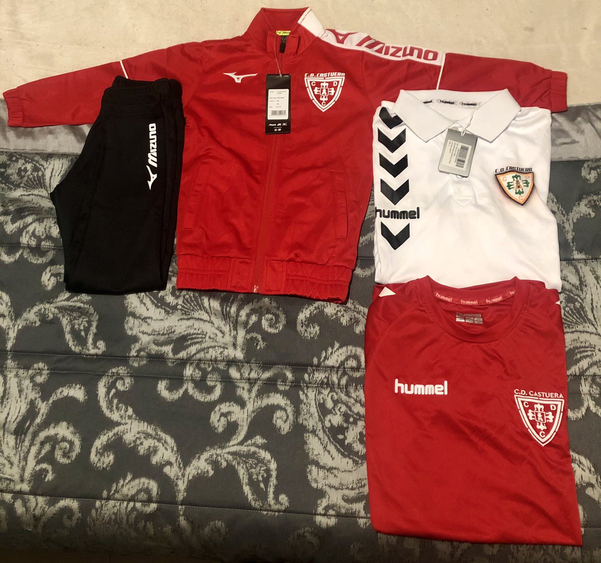 salva_fdez's tweet photo. Muchisimas gracias al Mister @Ip8ismael y a @CastueraCd  por este detallazo conmigo y con mi hijo. Muy orgulloso de haber pertenecido a este club y haber hecho historia con él. Sois muy grandes. #SiempreAguanteCastuera https://t.co/TNvFlPQHhv