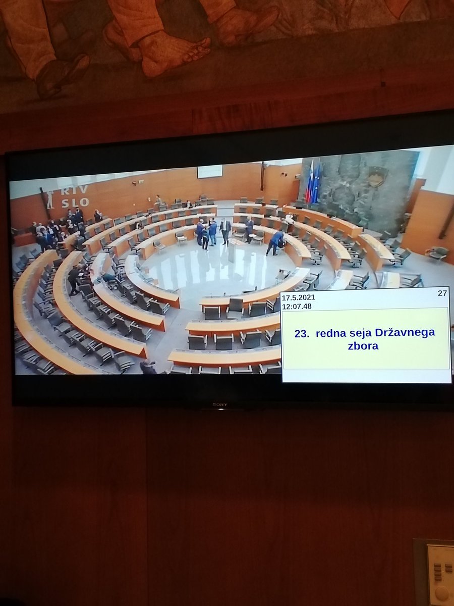 Viseči parlament v praksi. Poslanci niso potrdili niti dnevnega reda 23. seje.