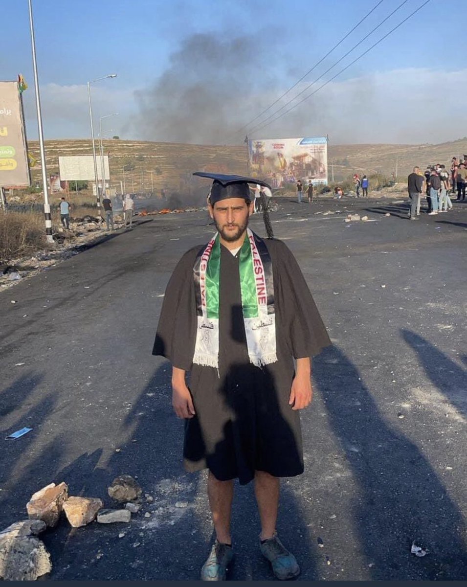 LujainAlqudah1's tweet photo. @roaamohammeddd A Palestinian youth who was supposed to graduate from university outside the homeland these days and was unable to travel, sent this picture to his university as an expression of what the Palestinian people are facing🇵🇸🇵🇸🇵🇸❤️🙏 https://t.co/sfVVuMvtuG