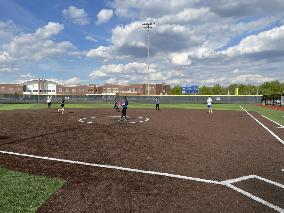 AFMcDonald's tweet photo. El Club de Español at DHS held its last meeting playing kickball. ¡Qué divertido! https://t.co/KX32ucfLqA