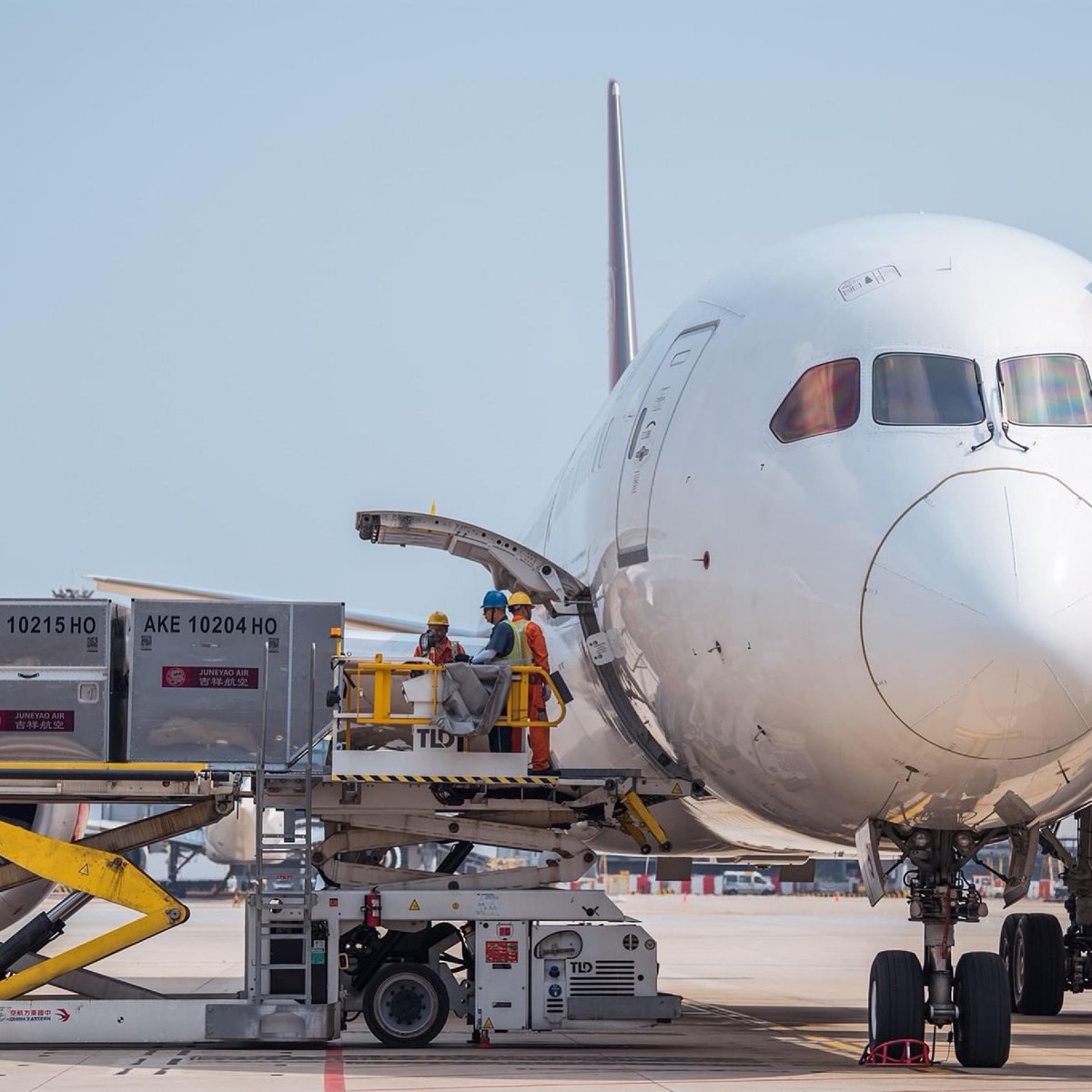 Juneyao Air Logistics has introduced the HO Same Day Delivery for fresh products like vegetables, flowers and fish products. Juneyao Air Logistics has also introduced detailed operation standards to keep the humidity and temperature during the delivery.