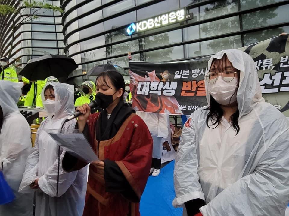 🔥 대학생 반일투쟁 선포 기자회견 🔥

농성을 넘어 더 큰 투쟁으로 이어나가겠습니다.

앞으로 일본 방사능 오염수 방류 방침을 철회할 때까지 끝까지 투쟁하겠습니다!

반일투쟁으로, 적폐청산 투쟁으로 더 거세게 투쟁하는 대학생 되겠습니다!