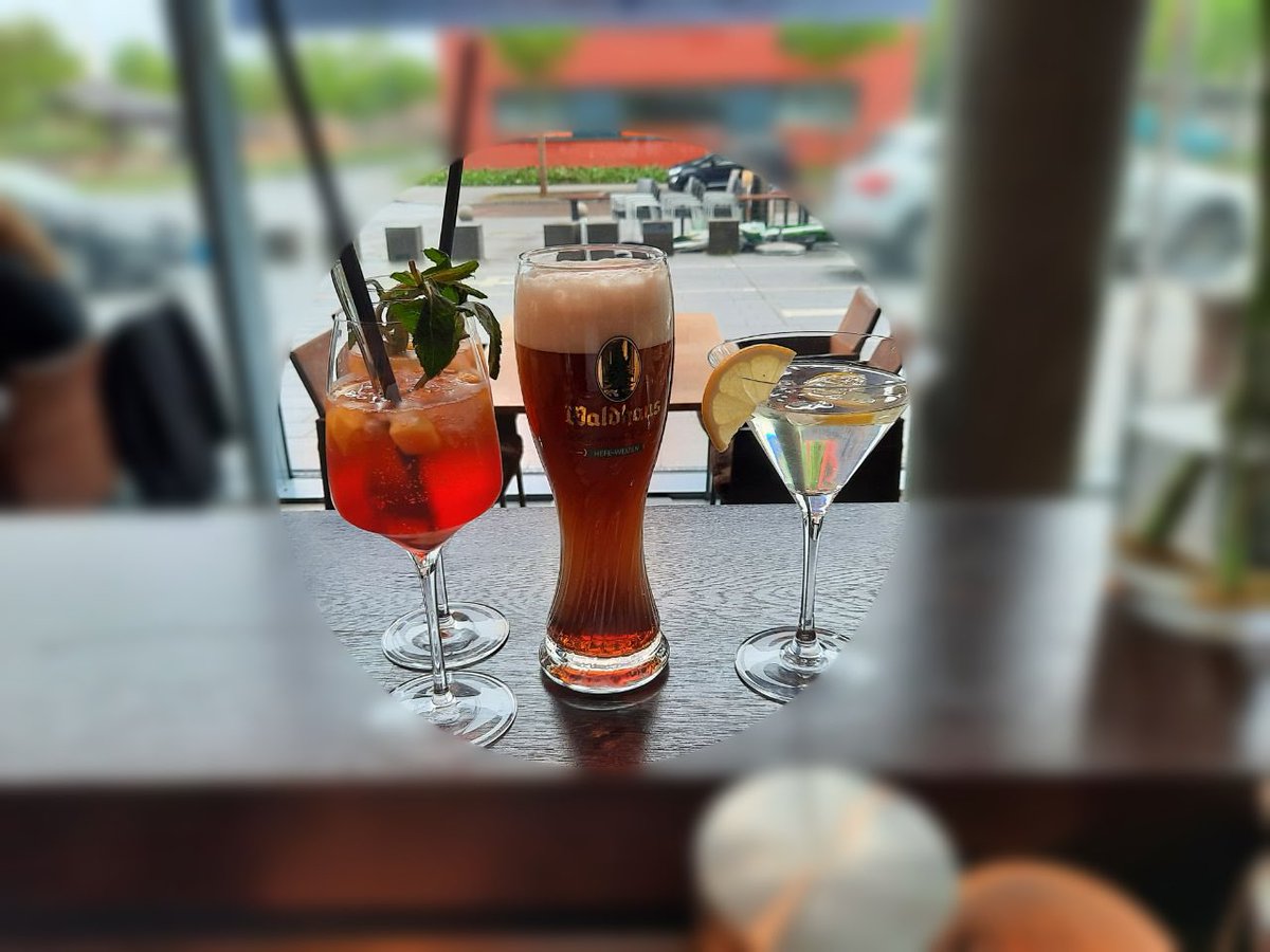 LC_EquesHonoris's tweet photo. 🦁@LC_EquesHonoris gratuliert dem #Restaurant #Pizzeria #BellaVita #Singen zur Wieder|#Eröffnung
mit stylischen #Longdrinks und frischen Produkten aus ihrer Region @Singen_Info
#EquesHonoris #WeServe @SuedkurierHegau @seechat #Bodensee #Gastronomie #VinoBar @lionsclubs https://t.co/tUIX5EvQEx
