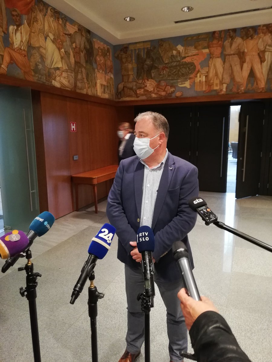 Popolna zmeda. <a href="/KDanijel/">Danijel Krivec</a> ne ve, kdaj bi lahko odpravili blokado DZ in ponovno glasovali o dnevnem redu. "česa takega se nismo videli." Opozicija: "nihče nima večine, gremo na volitve."