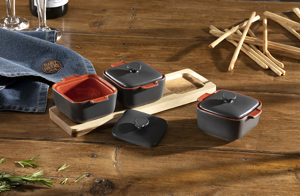 hbkitchenware's tweet photo. NEW

Here's a first look at our Hairy Bikers mini serving dishes &amp; trays, which are designed to match our popular charcoal and orange stoneware range. They're the perfect piece of tableware for serving tapas, nibbles and dips!

In stock soon 😄 https://t.co/f7tYcYrYNR