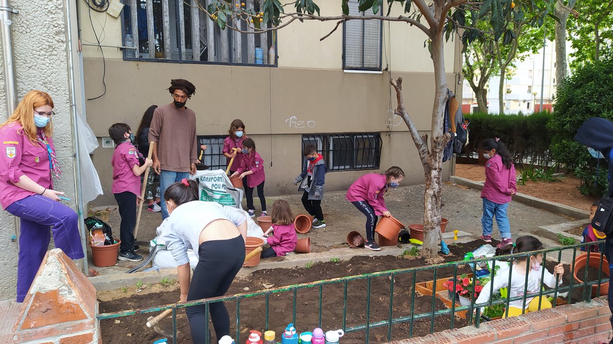 La <a href="/AE_LolaAnglada/">AE Lola Anglada</a> fa 25 anys i ho celebra col·laborant amb organitzacions i moviments socials de #LHospitalet. El  dissabte van venir a #Prado11, l'espai de LaFundició a #Bellvitge, per donar un cop de mà al parterre i aprendre com fer un hort urbà amb el Juan de <a href="/TarpunaCoop/">TarpunaCoop</a>