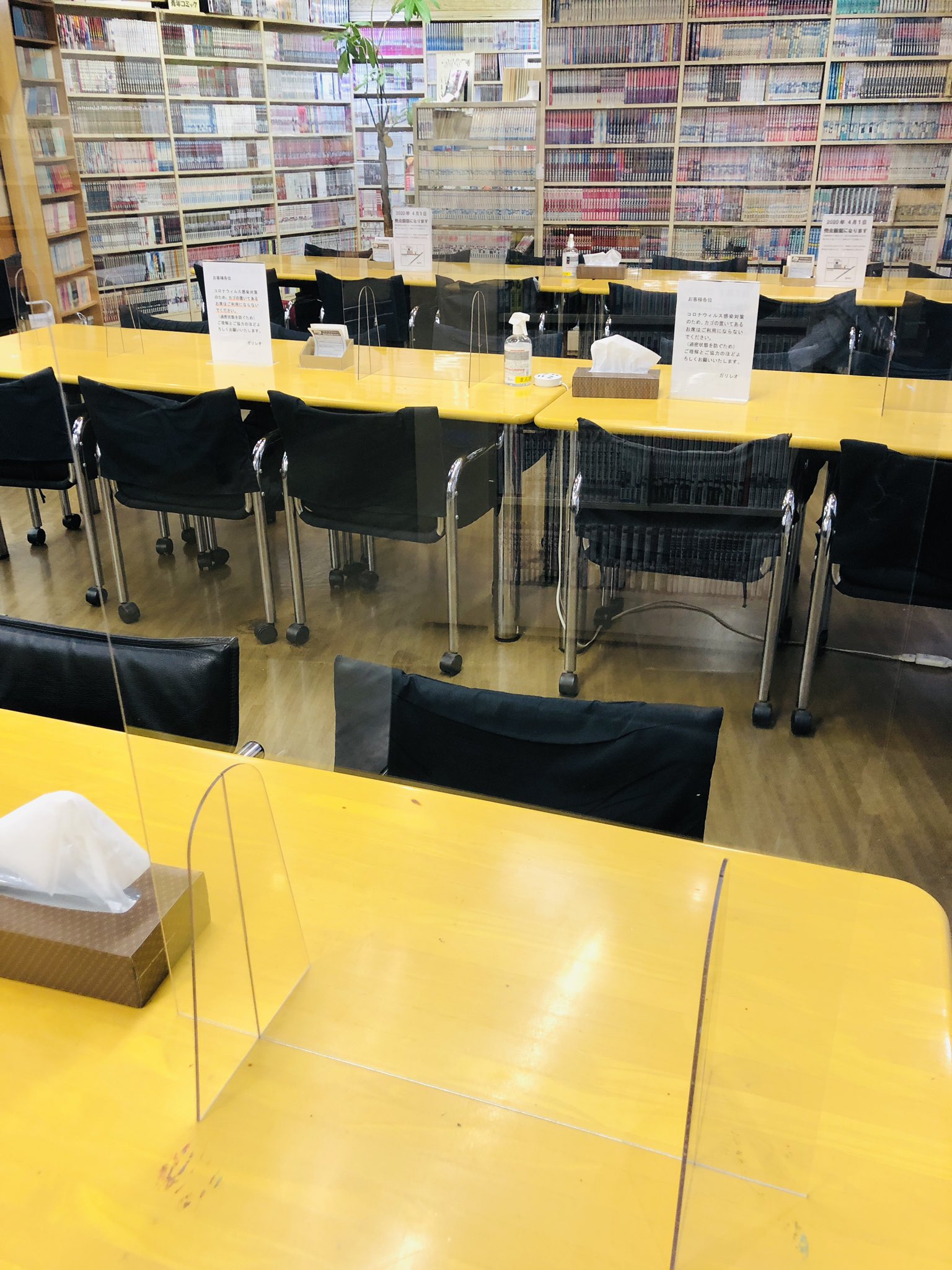 まんがの図書館ガリレオ 三軒茶屋 笹塚の漫喫 漫画喫茶１００円 さんにご協力いただいて 窓側テーブル席にアクリル板を設置しました 店長さん ｈさん ありがとうございます １００円さんの蔵書数半端ない こだわりのコーヒーが飲めるので お