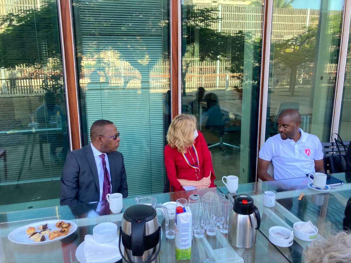 NLinMozambique's tweet image. Together: Resisting, Supporting, Healing!” this is the 2021 theme to celebrate the International Day against Homophobia, Transphobia and Biphobia (IDAHOT).

The NL Ambassador @HennyFdeVries hoisted proudly the rainbow flag along with the Justice Provider, @lambdaMoz and @CescMoz.