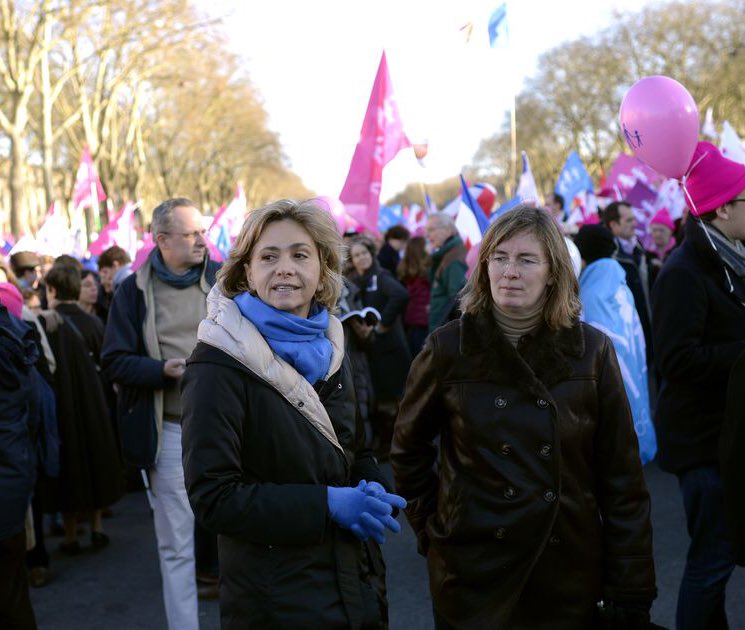 La lutte contre l’#homophobie, il y a ceux qui la font et ceux qui en parlent. @vpecresse a :
- défilé en 2013 aux côtés de la #ManifPourTous
- participé en 2015 au meeting organisé par #SensCommun
- donné 6 places éligibles à #SensCommun

Les faits sont toujours têtus...