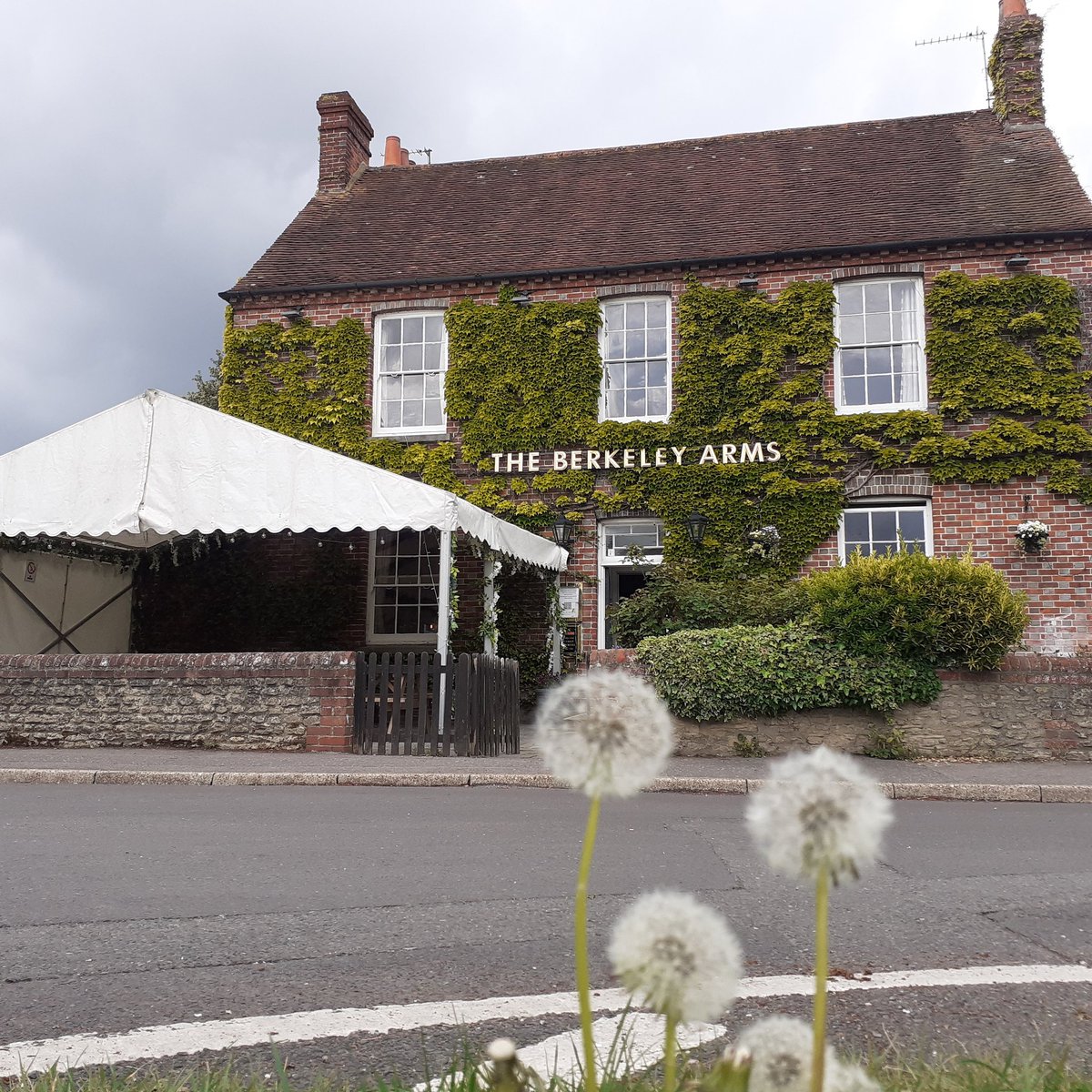 Berkeley_Bosham's tweet photo. It's the day we have all been looking forward to! We are looking forward to being able to welcome you all back inside the pub from today 😃 Get booking!

@theberkeleyarms #bosham #pub #17may #supportyourlocal https://t.co/KTob9wJew8
