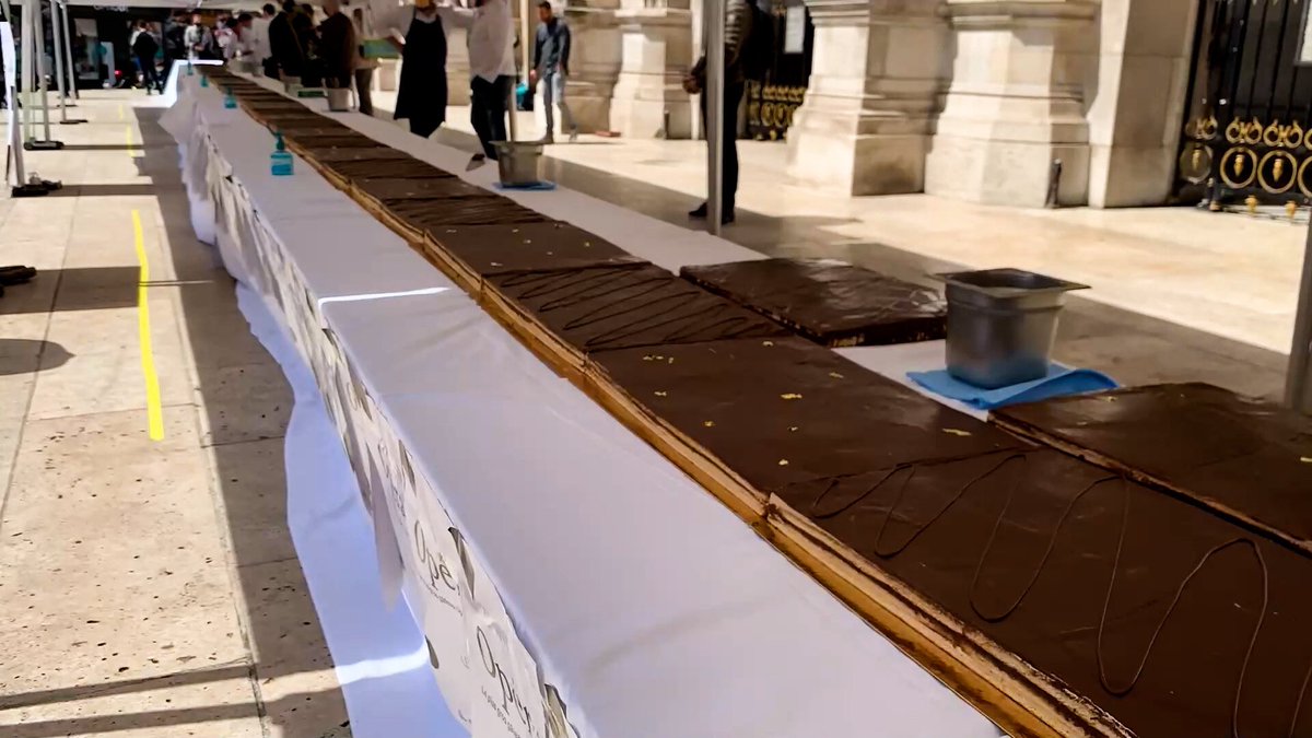 🇫🇷 FLASH - Des chefs #pâtissiers on battu le record du plus grand opéra… devant l’#Opéra de #Paris. Les chefs sont désormais dans le livre Guinness des records avec leur gâteau 30 mètres de long. Les 3.000 parts ont été distribuées gratuitement aux habitants. (Le Parisien)