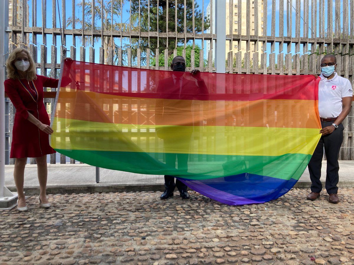 NLinMozambique's tweet image. Together: Resisting, Supporting, Healing!” this is the 2021 theme to celebrate the International Day against Homophobia, Transphobia and Biphobia (IDAHOT).

The NL Ambassador @HennyFdeVries hoisted proudly the rainbow flag along with the Justice Provider, @lambdaMoz and @CescMoz.
