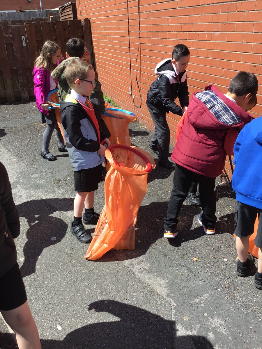 SimmsCrossY3_4's tweet photo. This afternoon we have been litter picking in our local area. This was done in conjunction with Halton Borough Council. The children were so pleased to contribute to improving our environment. In total the children across school collected 13 sacks of rubbish.#SimmsCrossPHSE https://t.co/wiQurxx5mU