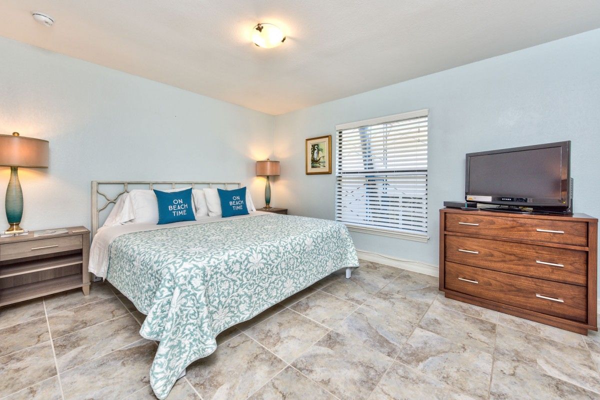 NaplesVacation's tweet photo. One bedroom condo perfect for couples, walking distance to 5th Avenue S. shopping, dining, and the beach! Book Today 👉  https://t.co/uC6kCqTgxR  #naplesfl #visitflorida https://t.co/TGTT2G7pwg