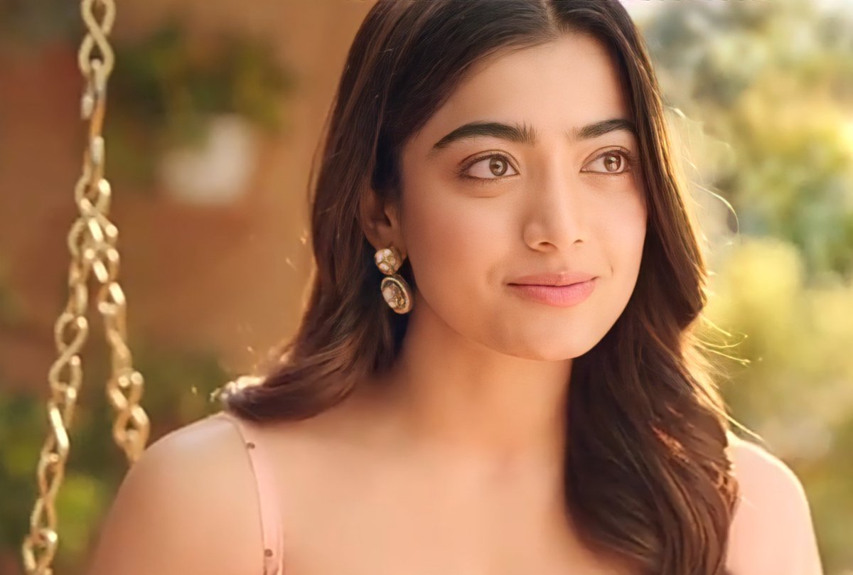 RmoeOfficial's tweet photo. Here's The Much Awaited Ad Of @SantoorOfficial ❤️

Again @TheDeverakonda And @iamRashmika Combo Rooking 🤍

YouTube Link :- 👇
https://t.co/R7wqKq8euB

#VijayDeverakonda 
#RashmikaMandanna https://t.co/xJRVXR6gET