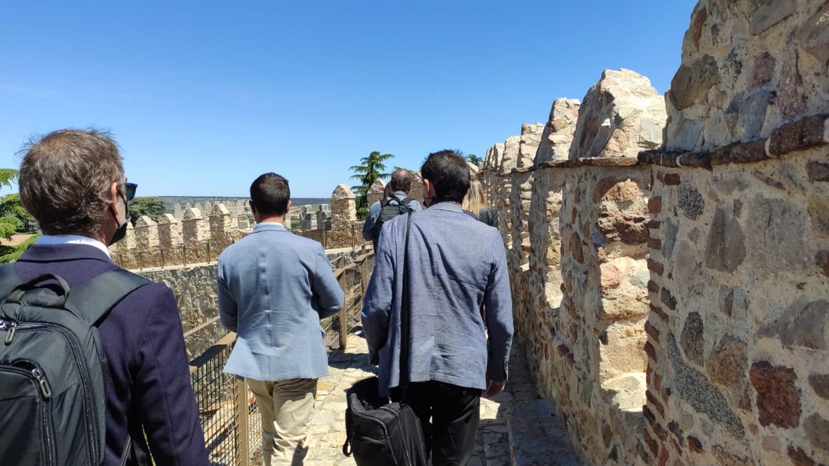 Hoy nuestros asociados <a href="/Solydi/">Solydi</a> <a href="/wizzieio/">Wizzie Analytics</a> <a href="/PayThunder/">PayThunder</a> <a href="/Avigilon/">Avigilon, a Motorola Solutions Company</a> <a href="/Comunitelia/">Comunitelia</a> visitan el patrimonio histórico de <a href="/Ayto_Avila/">Ayuntamiento Ávila</a>, una visita de trabajo en la que analizar cómo actuar sobre el #patrimonio para su posicionamiento #sostenible, #eficiente e #inteligente