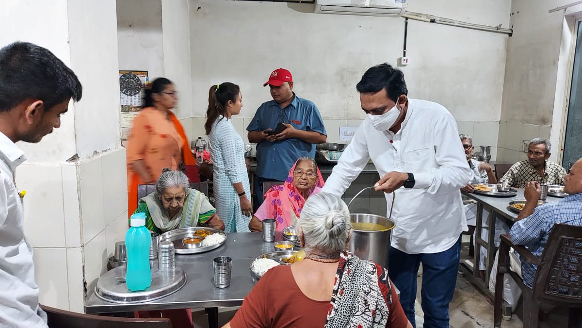 DefencePRO_Guj's tweet photo. #EkMaiSauKeLiye

Lt Sanjay Prajapati &amp; Cdts of #Gujarat NCC Dte 28 Bn Nadiad visited Old Age Home 'Atita na Ashirvad' at Mehmedabad &amp; spent quality time with Senior Citizens 👏👏👏👏
                                            
@CMOGuj @GovernorofGuj @drajaykumar_ias
@TarunKAich https://t.co/cOX99oDwbu