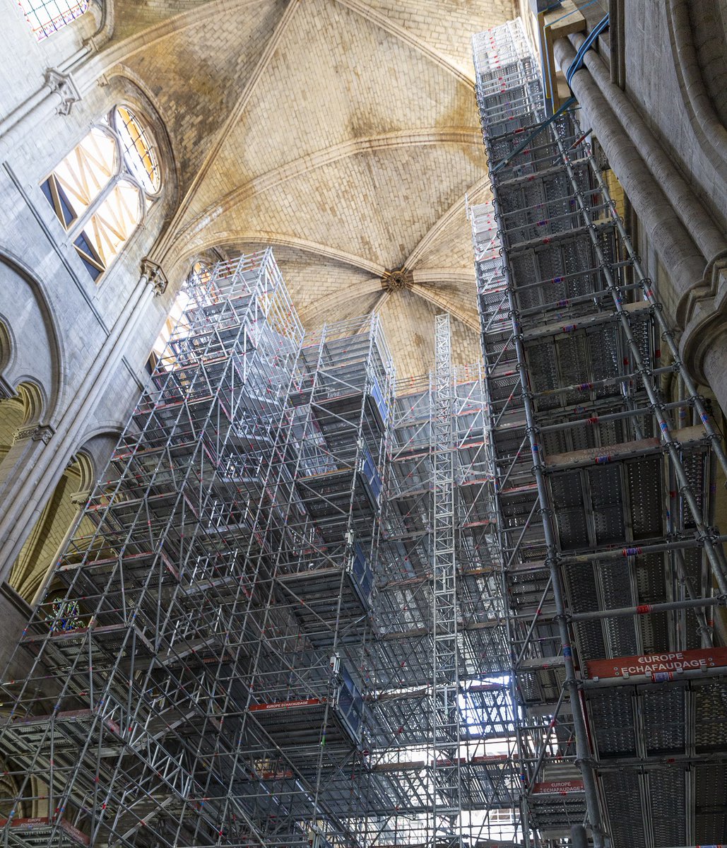 FondationND's tweet photo. #Cathédrale : le travail de consolidation des voûtes se poursuit sur le #chantier, grâce à la pose de cintres en bois. Quatre des six travées du chœur ont déjà été étayées.
L’installation des planchers permettront, dans les prochaines semaines, de poser les cintres dans la nef. https://t.co/nk8FNUZZsw