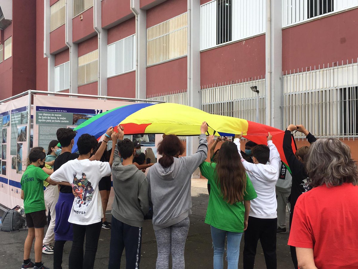 CanariasSyVerde's tweet photo. En el IEs Manuel Martin González de @guiade_isora celebrando en #diamundialdelreciclaje 
Más de 450 alumnos pasarán por 4 actividades de concienciación ambiental @ecoembes https://t.co/6UXSzrOFis