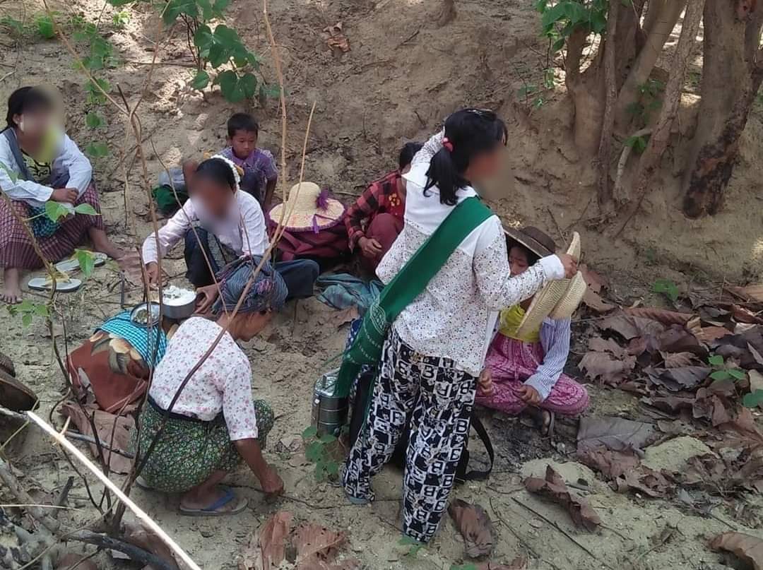thittracer85's tweet photo. All of the ppl from #Thalin village, #Kani sagaing region fled to forest due terrorists r raiding forcibly &amp; arresting the civilians.
@NUGMyanmar @TostevinM @CrphMyanmar @MilkTeaMM_MTAM
@UNHumanRights @UN_HRC @OHCHRAsia @UNOCHA @UnicefMyanmar @UNICEF @hrw @HRWMyanmar 
#May17Coup https://t.co/NLF93TdIsF