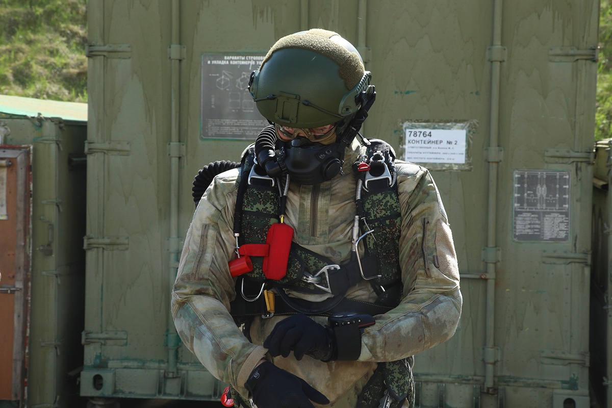 Russian_Defence's tweet photo. 76 GvDShD spetsnaz company practicing high altitude (6 km) insertions  from an Il-76MD using Stayer parachute systems &amp; Yunker-O kits.Note the LShZ 1 helmets &amp; oxy bottle kits with a ‘foreign-made’ (in EU) part -Semperit hose.
Srcs:
https://t.co/iFBBN2H3oE
https://t.co/VNEEhpio30 https://t.co/YTEwMHVSET