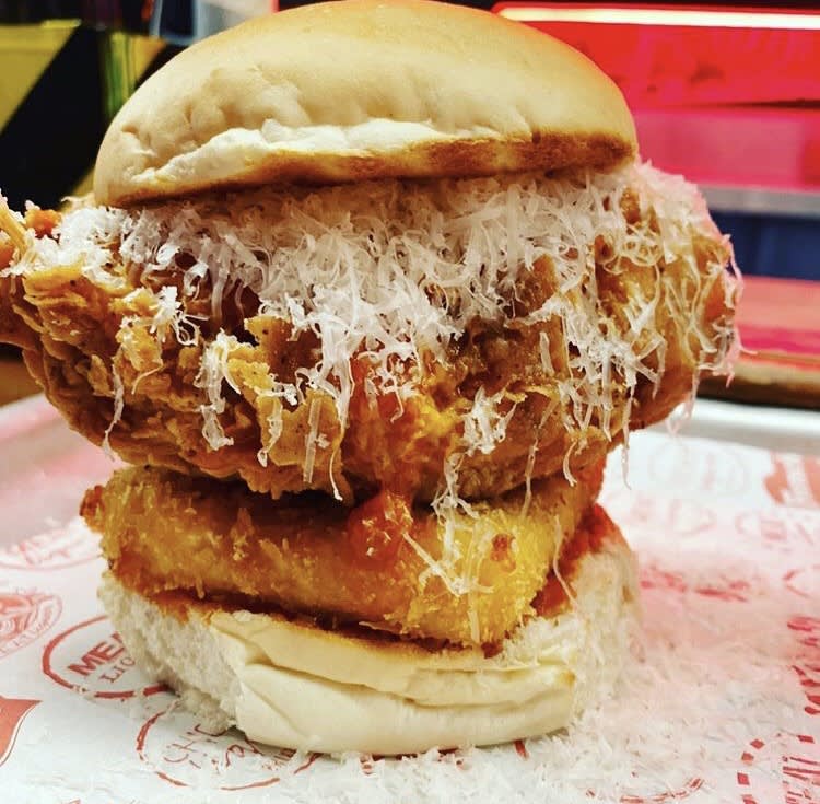 The Chicken Parma is Back🤤

Deep fried mozzarella✔️
Fried chicken fillet in new dredge✔️
Marinara sauce✔️
Plenty of Parmesan✔️

#May17th #ChickenParma #MEATliquor