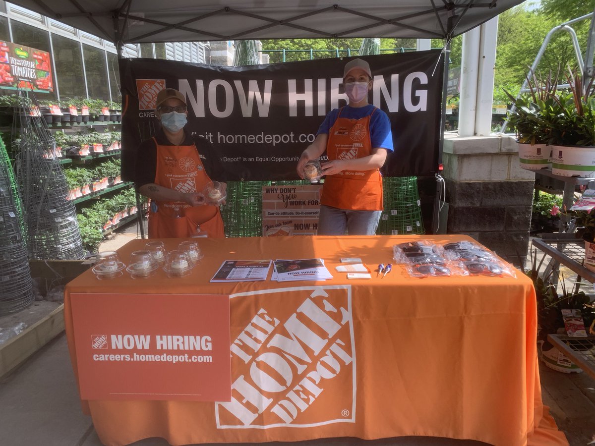 JessieWhiteman2's tweet image. Sweet Staffing!! Felicia and I worked our staffing center and provided delicious, individually packaged, custom cupcakes tor our applicants!!  Home Depot is HIRING!!! 🙌🧡🙌