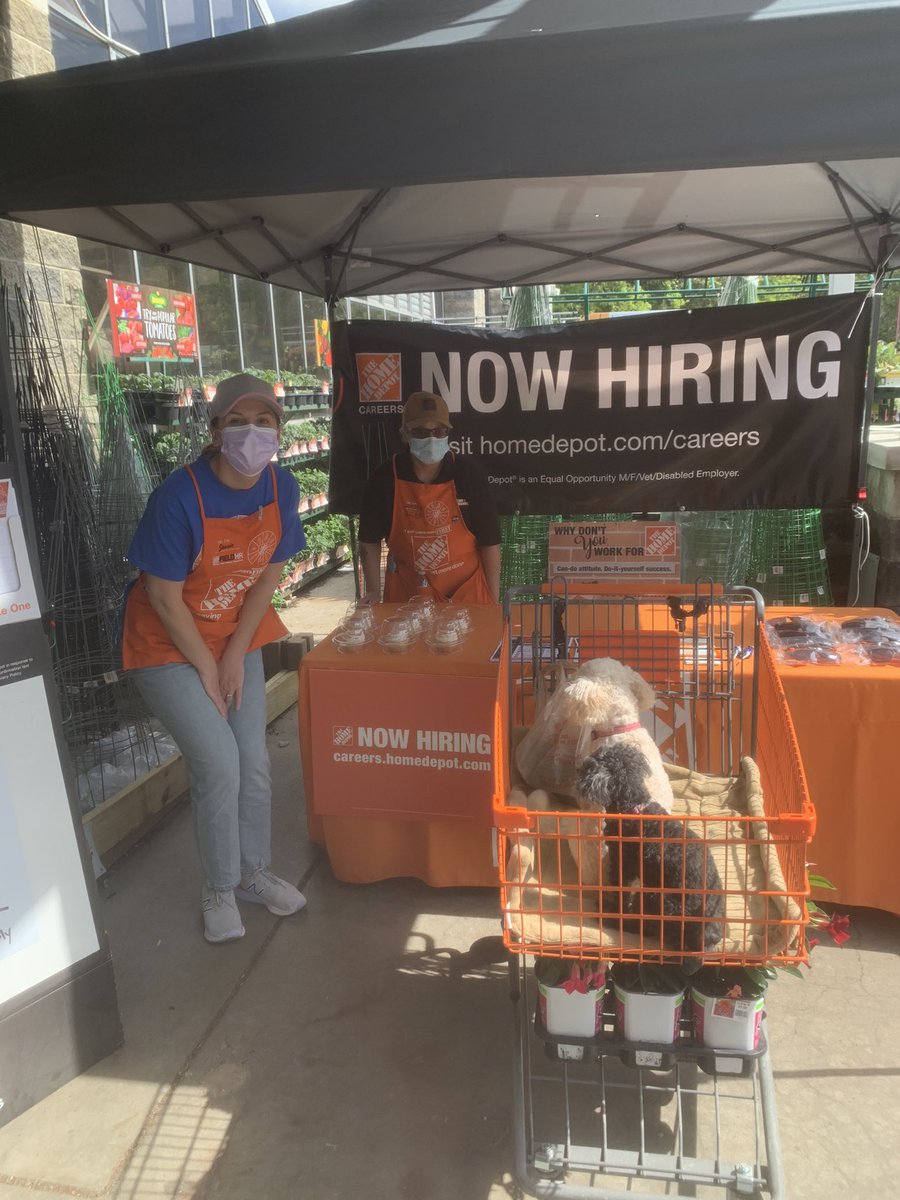 JessieWhiteman2's tweet image. Sweet Staffing!! Felicia and I worked our staffing center and provided delicious, individually packaged, custom cupcakes tor our applicants!!  Home Depot is HIRING!!! 🙌🧡🙌