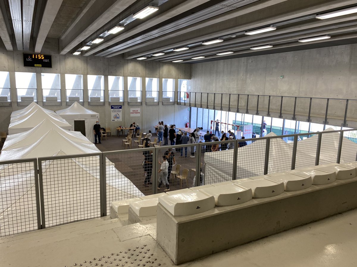 cestrosi's tweet photo. A l’#Ariane, au centre de vaccination installé dans le gymnase Sam Joubij qui jusqu’à 17h, accueille les personnes majeures du quartier, de Bon voyage et Pasteur sans rendez-vous. Près de 200 vaccinés depuis ce matin. Il suffit de se munir de sa pièce d’identité et carte vitale. https://t.co/ZQye06ylD5