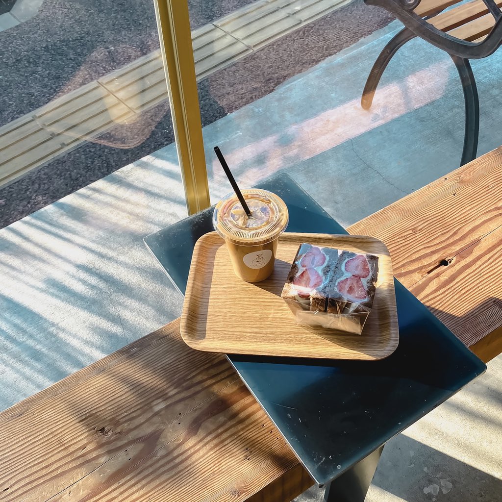 mapooo_t's tweet image. 🍞美味しいパン屋さん
乃木坂、六本木駅の近くにある「viking bakery F」の食パンが美味しい！手土産にも嬉しいサイズ。イートインもできて、店内で食べたいちごサンドも美味しかった🍓また歯医者の帰りにいこっと。