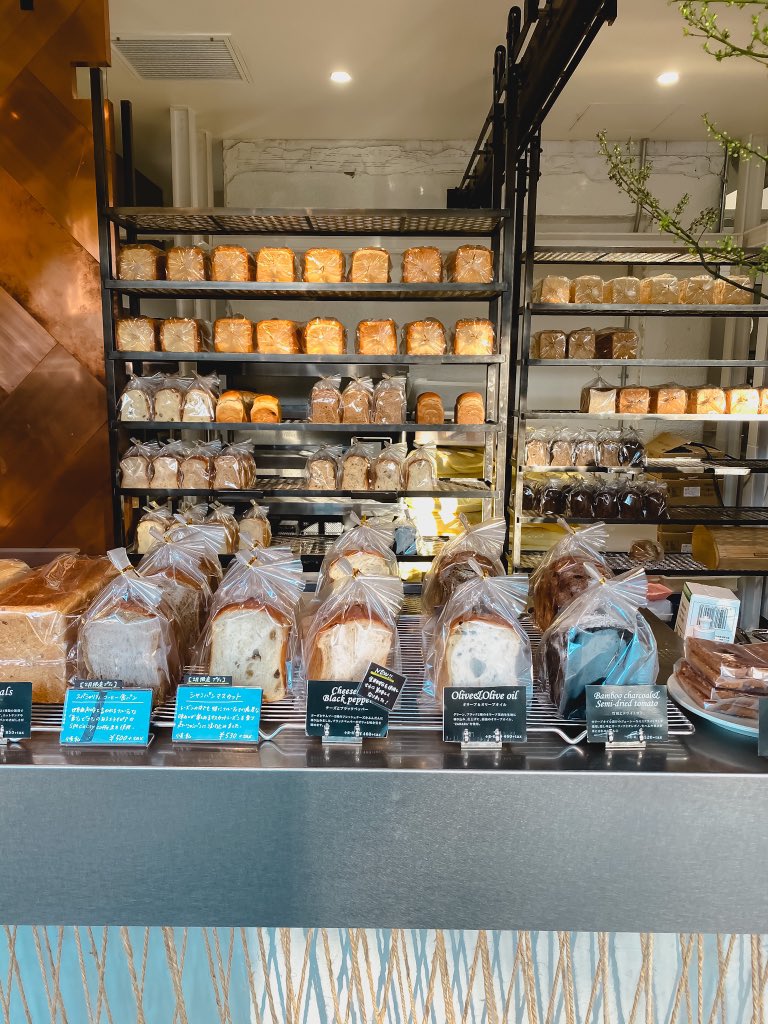 mapooo_t's tweet image. 🍞美味しいパン屋さん
乃木坂、六本木駅の近くにある「viking bakery F」の食パンが美味しい！手土産にも嬉しいサイズ。イートインもできて、店内で食べたいちごサンドも美味しかった🍓また歯医者の帰りにいこっと。