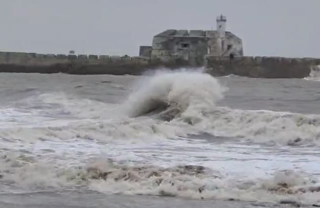 abpasmitatv's tweet photo. Cyclone Tauktae LIVE: હવામાન વિભાગના જણાવ્યા મુજબ વાવાઝોડુ દીવથી 130 કિલોમીટર દૂર
#Gujarat #TauktaeCyclone  https://t.co/sjp24Ymmas https://t.co/hT0K7JOvSS