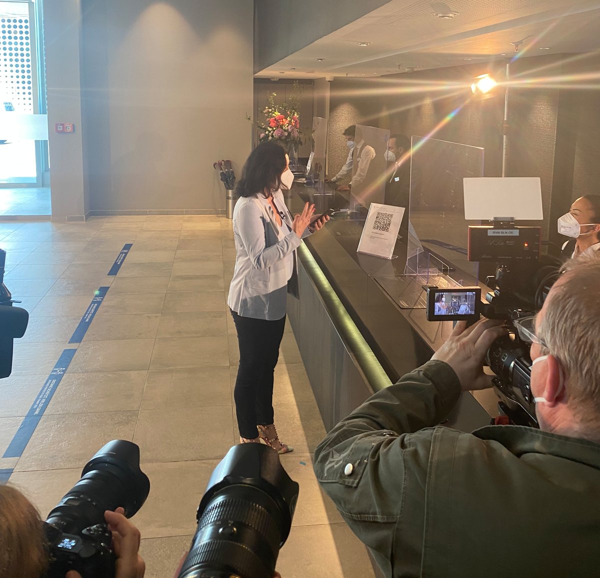 MartinKaloudis's tweet photo. Glückwunsch an das #BKAmt zum Start des 1. Pilotprojekts für ein neues #DigitaleIdentitäten-Ökosystem: via App wird der Hotel-Check-In künftig digital – und dank #Blockchain sicher. Die @BWI_IT unterstützt das Projekt als Technologie- und Pilotpartner. Danke @DoroBaer! #ITfürDE https://t.co/WLRhcmjwyr