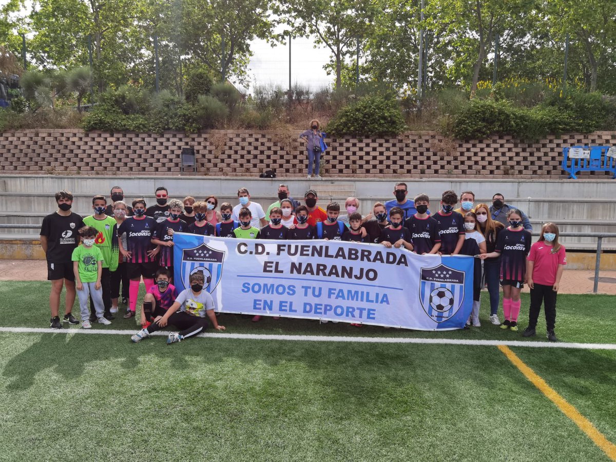 CD_Naranjo's tweet photo. Los padres y madres del Infantil al finalizar el último partido de Liga ⚽️ https://t.co/c8Fcxn1oAA